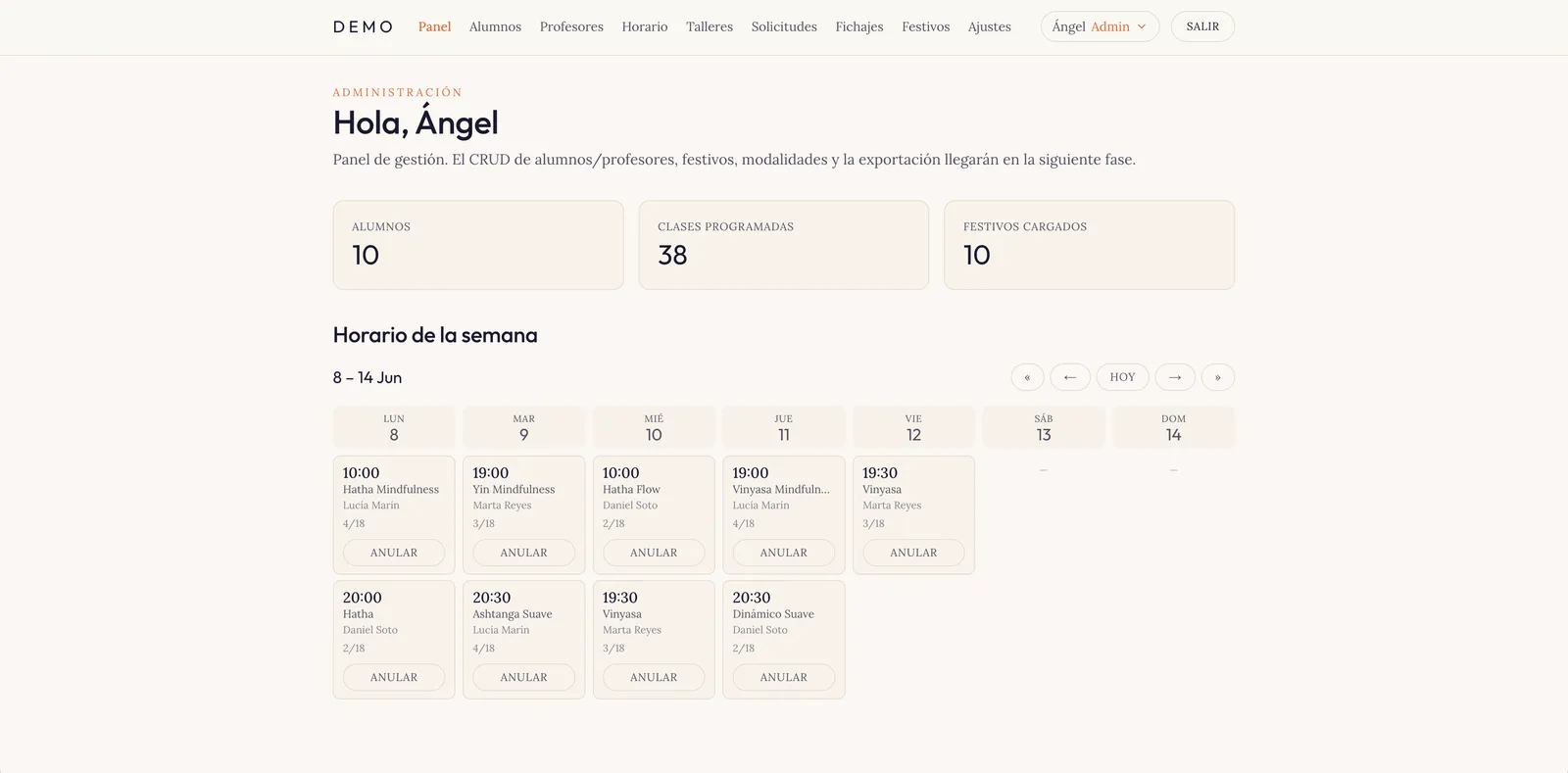 Panel de demostración de TuCentroWeb: horario semanal de clases, alumnos y profesores